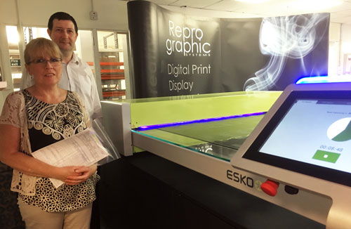 Kevin Doyle (responsabile commerciale) e Geraldine Gahan (servizio clienti) accanto a una macchina XPS Crystal 5080 di Esko presso Reprographic Systems (Irlanda)