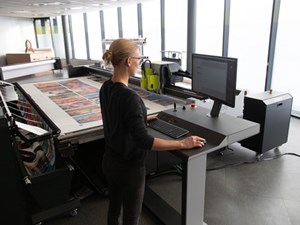 Mesa de corte digital Kongsberg C con operario